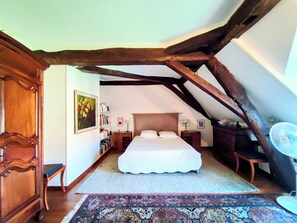 5 Schlafzimmer, Schreibtisch, Bügeleisen/Bügelbrett, kostenloses WLAN