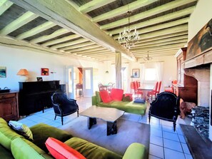 تلفزيون، مدفأة، كرة قدم الطاولة، تنس طاولة