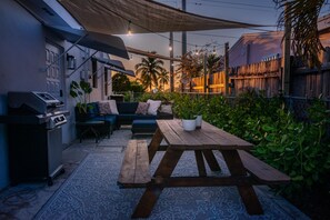 Outdoor dining - Luxury Boho Cottage Fully Fenced In Near Beach, Zoo & Shopping (West Palm Beach)