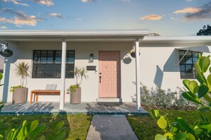Exterior - Luxury Boho Cottage Fully Fenced In Near Beach, Zoo & Shopping (West Palm Beach)