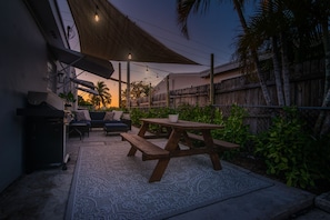 Outdoor dining - Luxury Boho Cottage Fully Fenced In Near Beach, Zoo & Shopping (West Palm Beach)