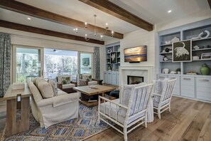 Smart TV - 3 Dinghy - 2nd Row (25 Yards) to the Ocean. NEW, Beautiful Beach Home. (Hilton Head Island)