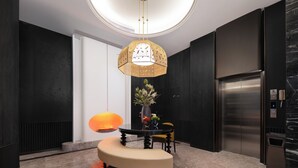 Una cocina moderna con horno empotrado, refrigerador de acero inoxidable y una mesa de comedor redonda con sillas.