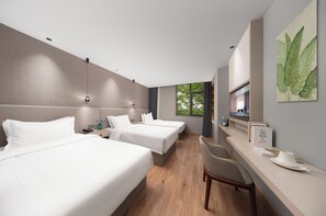 A hotel room with three beds, a desk, and a chair. - Yiwu  Manting City Hotel (Jinhua)
