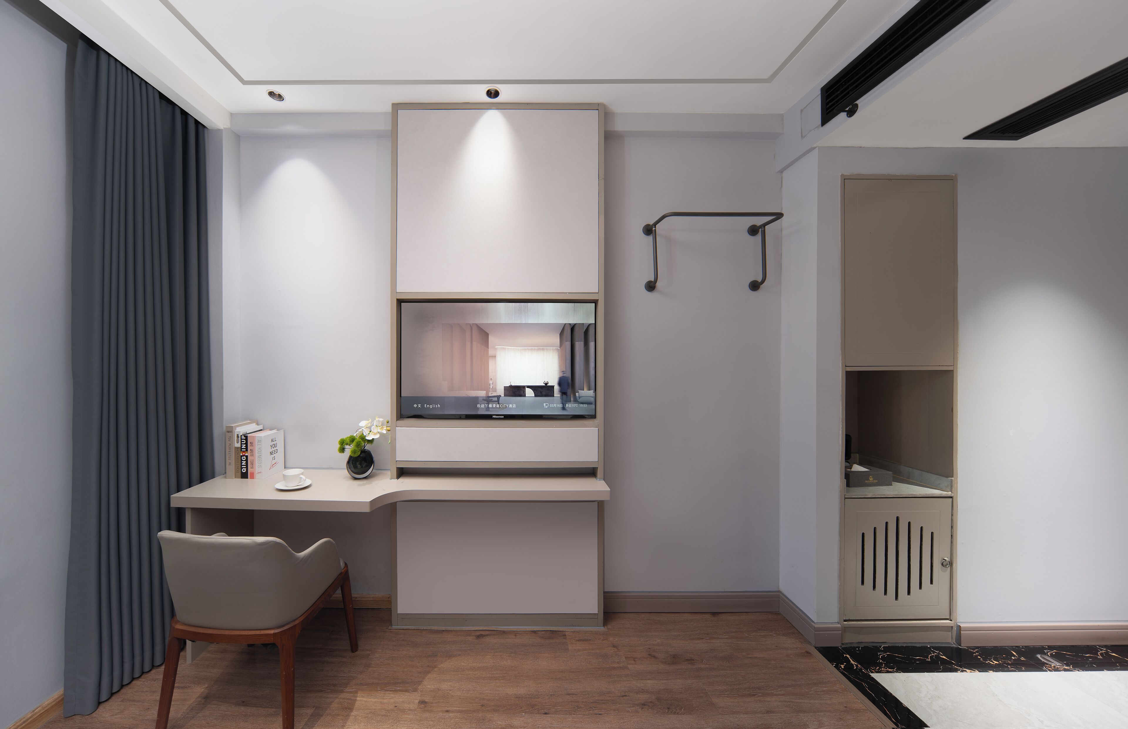 Une chambre moderne équipée d’un bureau, d’une chaise et d’une armoire intégrée.