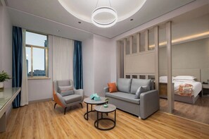 Luxury-Zimmer, 1 Schlafzimmer, Stadtblick | Bettwäsche aus ägyptischer Baumwolle, hochwertige Bettwaren