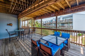 Outdoor dining - Family vacation memories, community pool, lighted fishing pier, boat parking (Port Aransas)