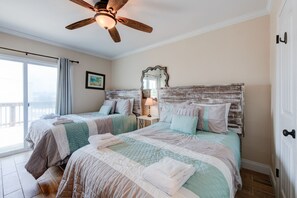 3 bedrooms, iron/ironing board, free WiFi, bed sheets - Family vacation memories, community pool, lighted fishing pier, boat parking (Port Aransas)