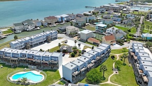 A coastal hotel with multiple buildings, a marina, and a swimming pool. - Recently remodeled 3br condo at Bay Tree!  Stellar Old Town Port Aransas locatio (Port Aransas)