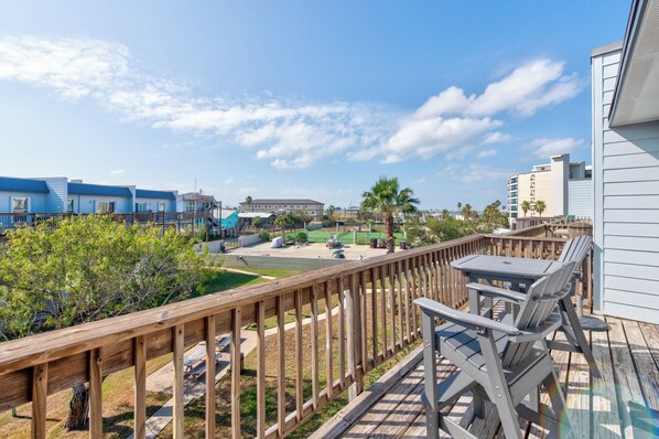 Outdoor dining - Bright, spacious studio with balcony, king-size bed plus Murphy bed, full kitche (Port Aransas)