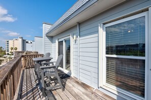 Outdoor dining - Bright, spacious studio with balcony, king-size bed plus Murphy bed, full kitche (Port Aransas)
