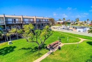 Exterior - Bright, spacious studio with balcony, king-size bed plus Murphy bed, full kitche (Port Aransas)