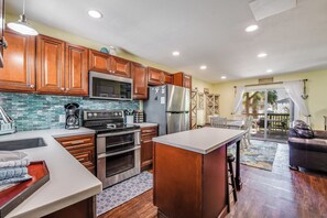 Fridge, microwave, oven, stovetop - Sunset view over the city marina while relaxing on the decks (Port Aransas)