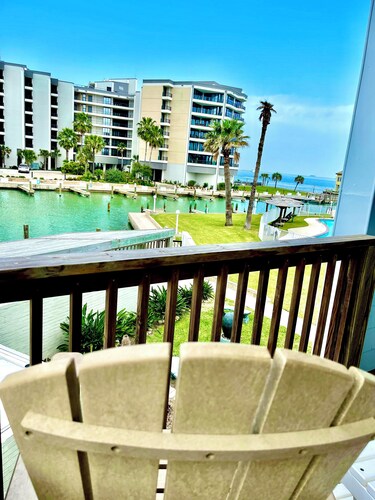 Cozy condo - community pool, lighted fishing pier, boat slips & parking