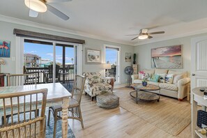 TV - Cozy condo - community pool, lighted fishing pier, boat slips & parking (Port Aransas)