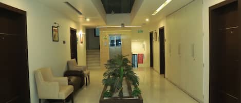 Área de estar no saguão