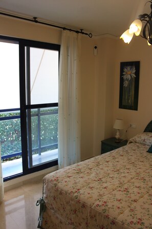 3 室のベッドルーム、アイロン / アイロン台、WiFi (無料)、ベッドシーツ