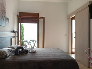 Een strijkplank/strijkijzer, gratis wifi, beddengoed