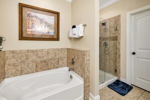 Hair dryer, towels, soap, shampoo - Coastal Serenity by Sandy — Near Beach, Pool + Bikes Included! (St. Simons Island)