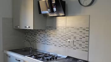 Réfrigérateur, four, plaque de cuisson, cafetiÚre/bouilloire