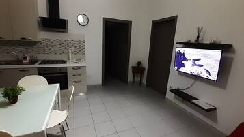 Frigorifero, forno, piano cottura, macchina per tè/caffè