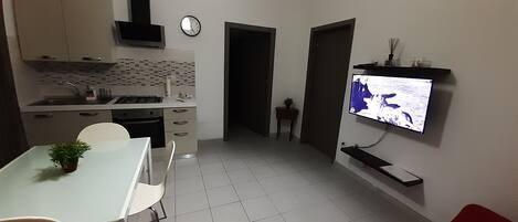 Réfrigérateur, four, plaque de cuisson, cafetière/bouilloire