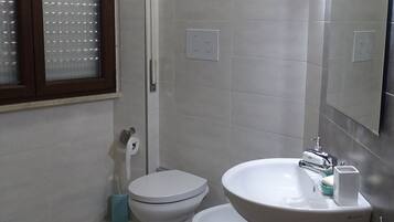 Douche, sĂšche-cheveux, bidet, serviettes fournies