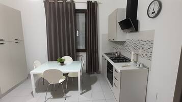 Kühlschrank, Ofen, Herdplatte, Wasserkocher mit Kaffee-/Teezubehör