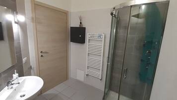Doccia, asciugacapelli, bidet, asciugamani