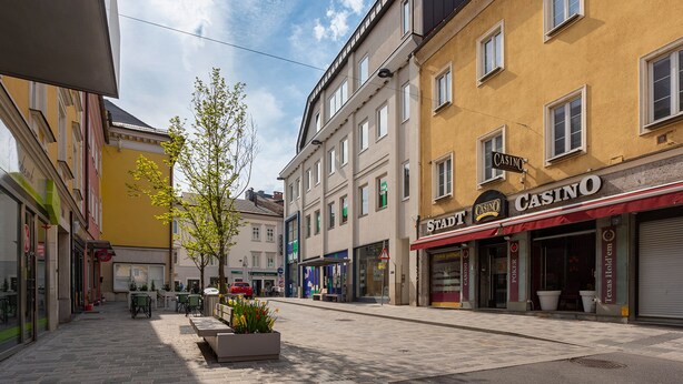 Katu, jonka varrella on rakennuksia, kuten kasino ja ravintola.