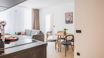 One - Bedroom Suite | Wohnbereich | 50-Zoll-Flachbildfernseher mit Kabelempfang, Fernseher