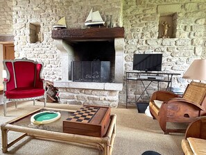 TV, fireplace