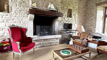 Televisie en een open haard