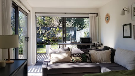 Smart TV. Beautiful London garden room with private patio