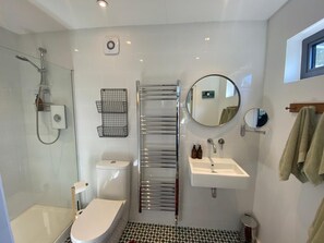 Dusche, Haartrockner, Handtücher, Seife
