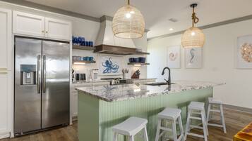 House, 6 Bedrooms | Private kitchen | Fridge, coffee/tea maker, toaster