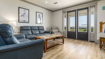 House, 6 Bedrooms | Living area