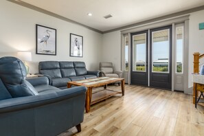 House, 6 Bedrooms | Living area