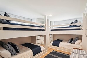 6 quartos, ferros/tábuas de passar roupa, Wi-Fi, roupa de cama