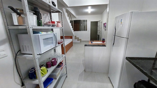 Vila | Cozinha privada | Geladeira, talheres/pratos/utensílios de cozinha, mesas de jantar