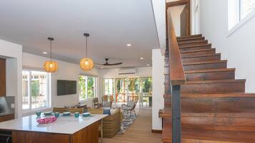 House, 2 Bedrooms | Private kitchen | Fridge, oven, coffee/tea maker