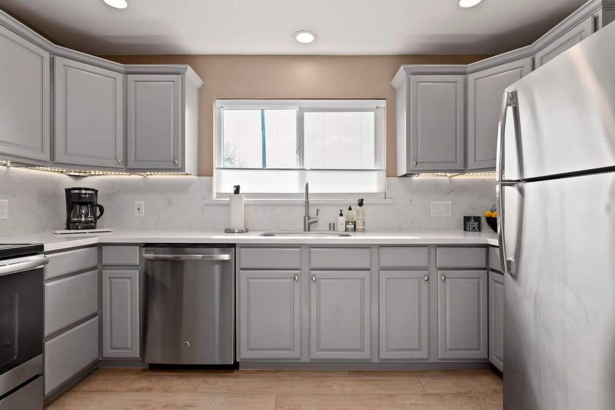 Coffee/tea maker, fridge, microwave, oven