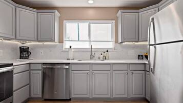 Coffee/tea maker, fridge, microwave, oven
