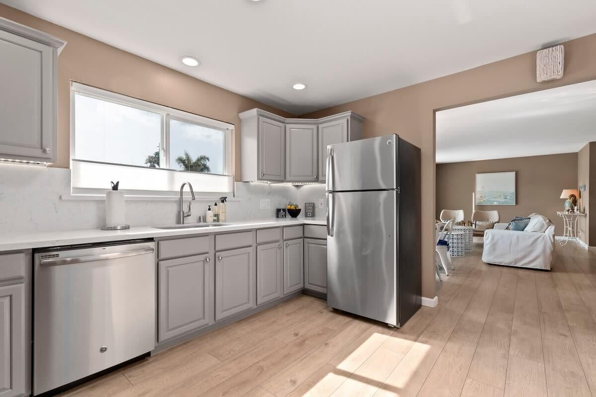 Coffee/tea maker, fridge, microwave, oven