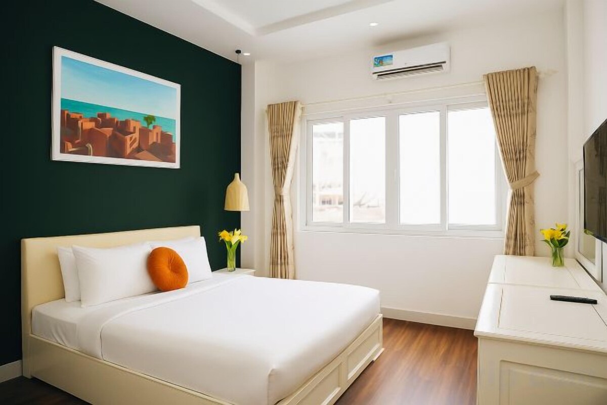 Roupas de cama premium, frigobar, cofres nos quartos, escrivaninha