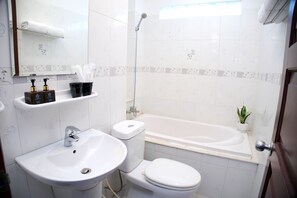 Kostenlose Toilettenartikel, Haartrockner, Hausschuhe, Bidet