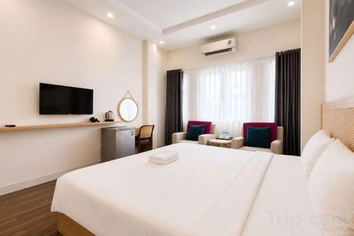 Roupas de cama premium, frigobar, cofres nos quartos, escrivaninha