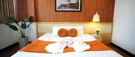 Deluxe King with City view | Premium bedding, minibar, in-room safe, desk
