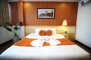 Habitación Deluxe, 1 cama King size, vista a la ciudad | Ropa de cama de alta calidad y minibar