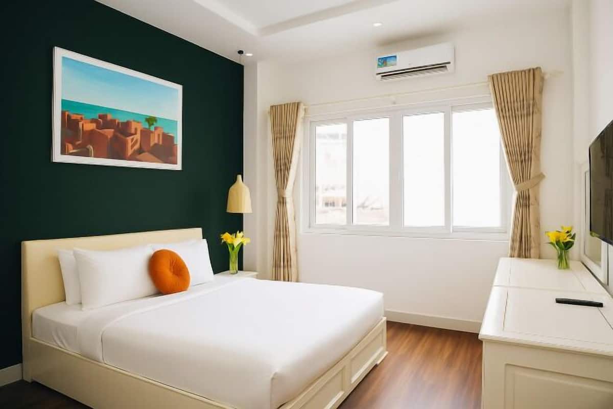 Premium bedding, minibar, in-room safe, desk